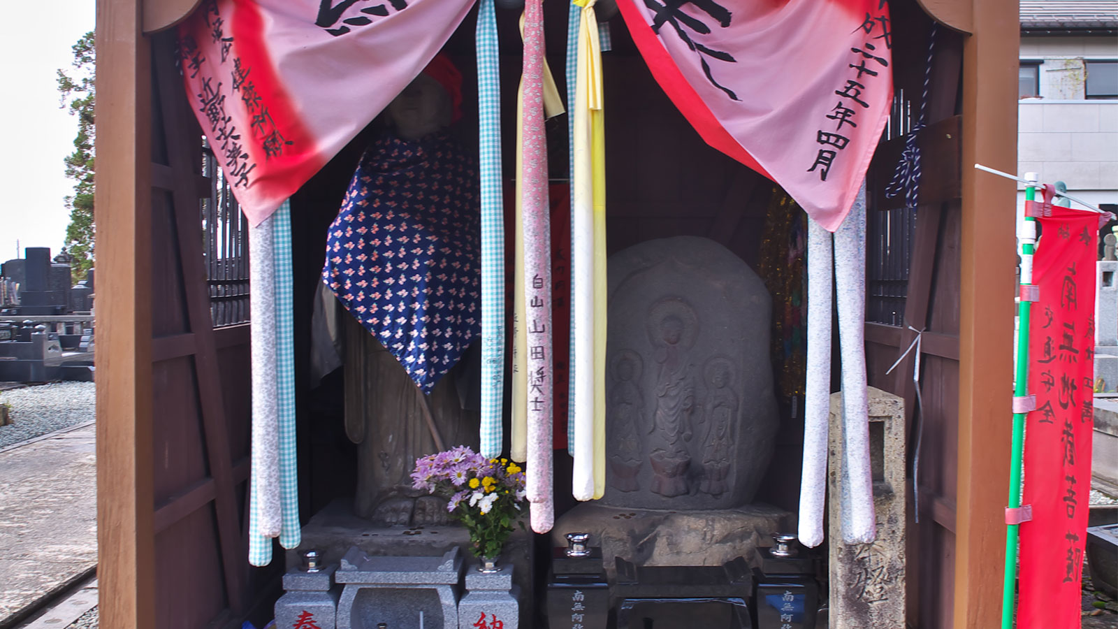 (左)百八地蔵三十三番(右)浄土院善光寺式三尊石像