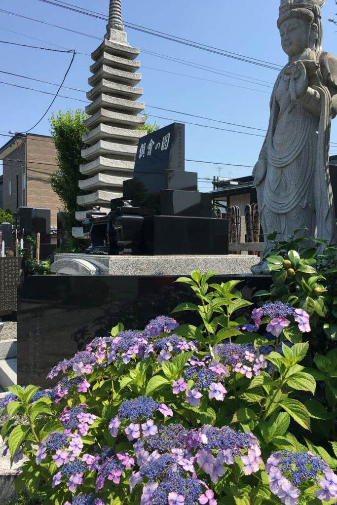 浄土院（山形市）では、永代供養塔「倶会の園」
